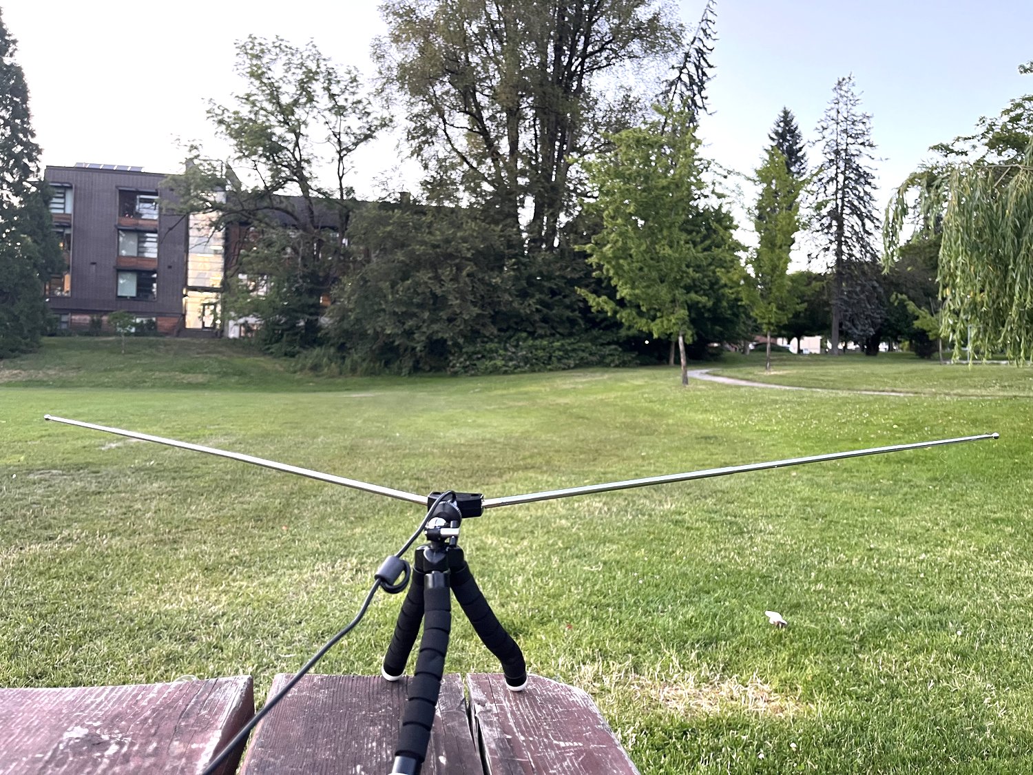 Horizontal V-dipole antenna mounted on a short mast